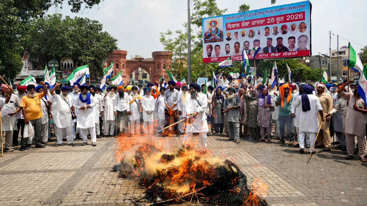 ‘Anti-farmer and anti-worker’: Kisan Mazdoor Morcha protest India-US trade deal, burn effigies of PM Modi and Donald Trump