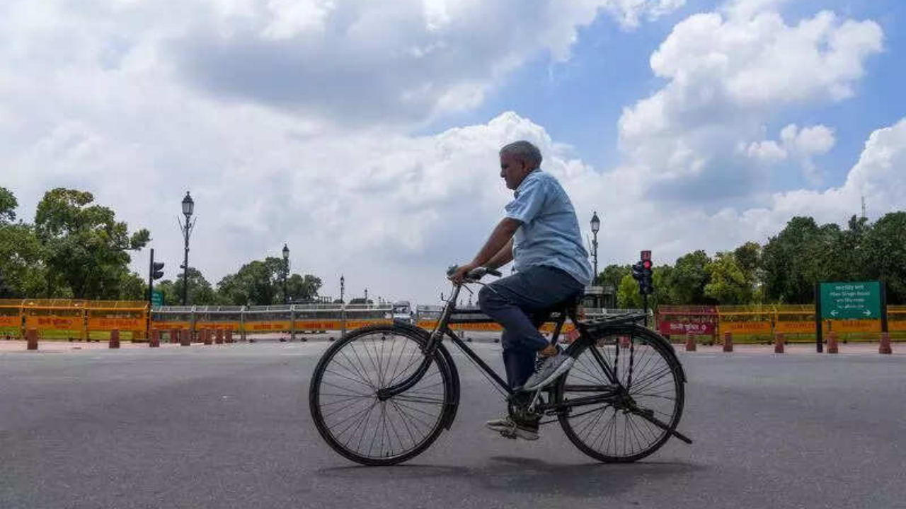 Delhi, Noida, Gurgaon weather today: Rain likely later in the day, temperatures to stay below normal